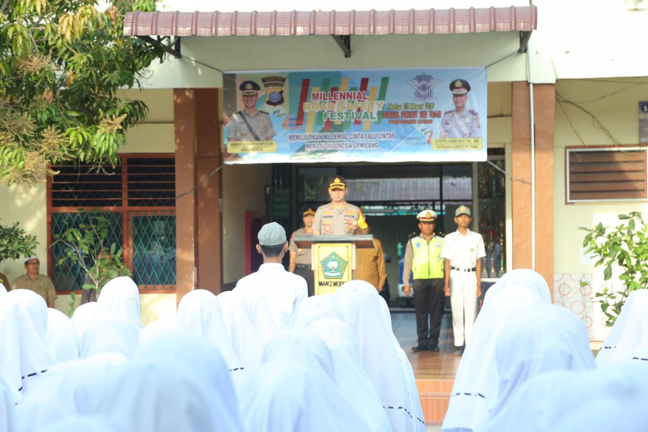 Kapolrestabes Medan Irup di SMAN 2 Model Medan