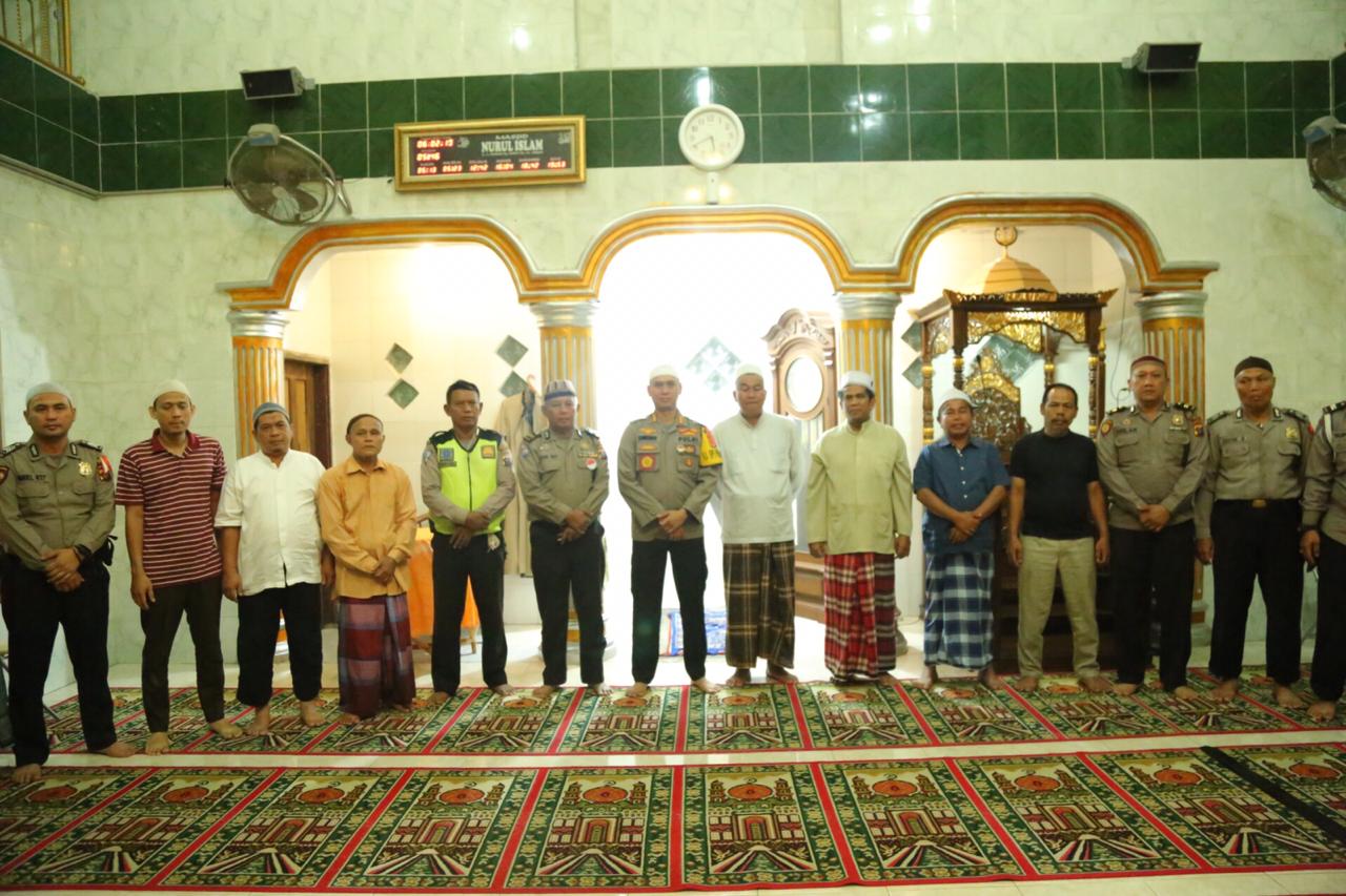 Di Masjid Nurul Islam, Kapolrestabes Medan Sholat Subuh Berjamaah Sekaligus Menyapa Subuh
