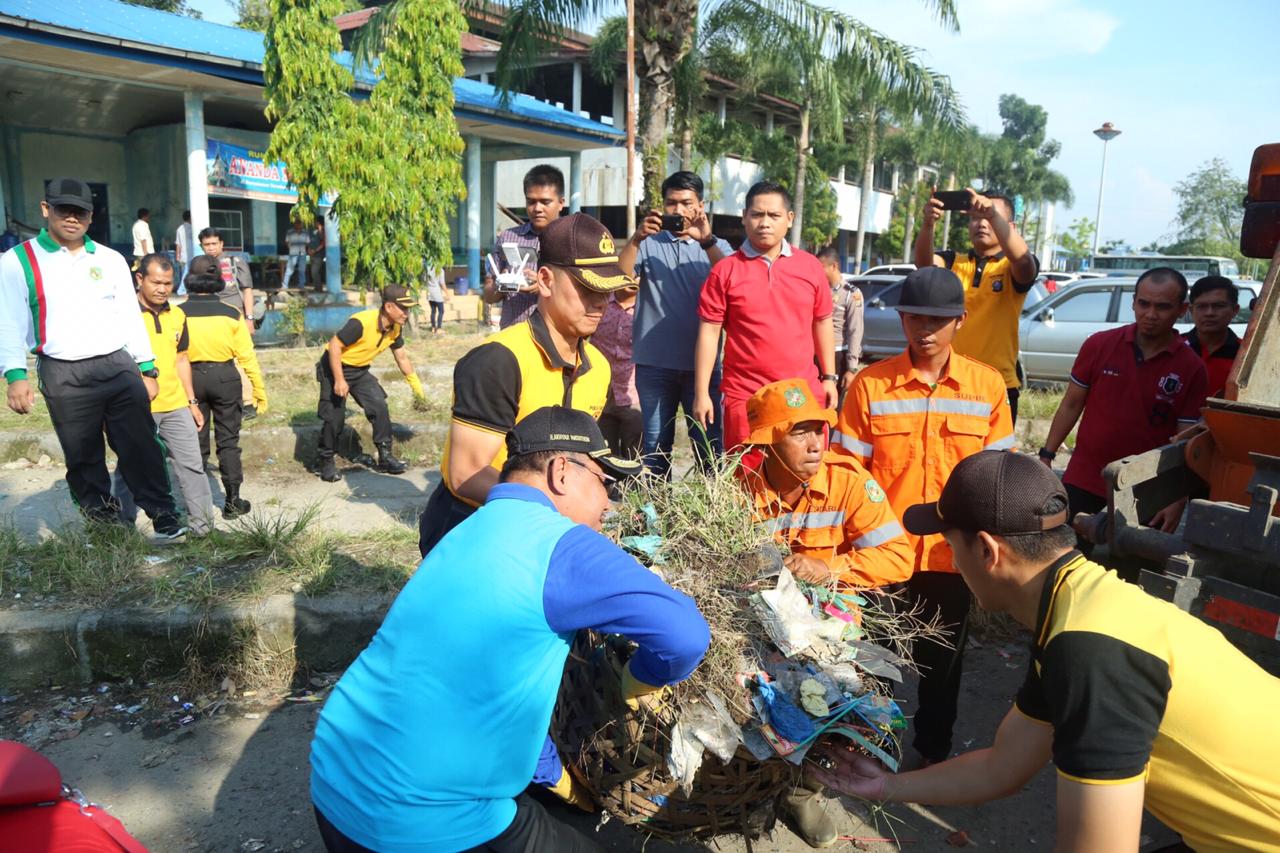 HPSN 2019, Kapolrestabes Medan Bersama Wakil Walikota Medan Kerja Bakti di Terminal Amplas