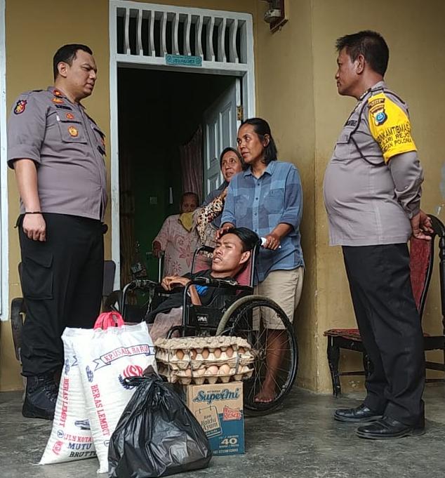 Kapolsek Medan Baru Berikan Tali Asih Kepada Warga Kurang Mampu