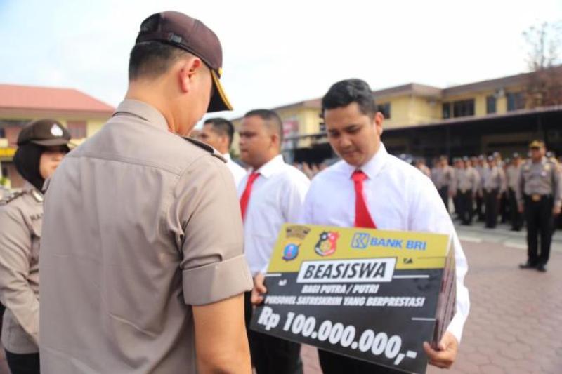 Kapolrestabes Medan Beri Reward 67 Personel Berprestasi