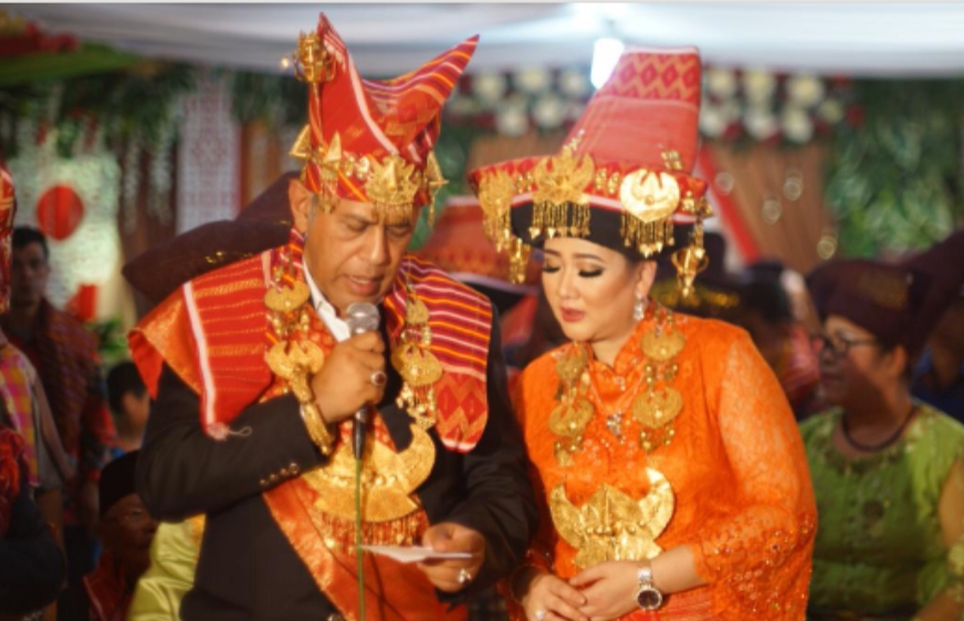 Hari Pernikahan 15 Tahun,  Kodrat Shah Ginting Jalani Ritual Galari Utang Adat