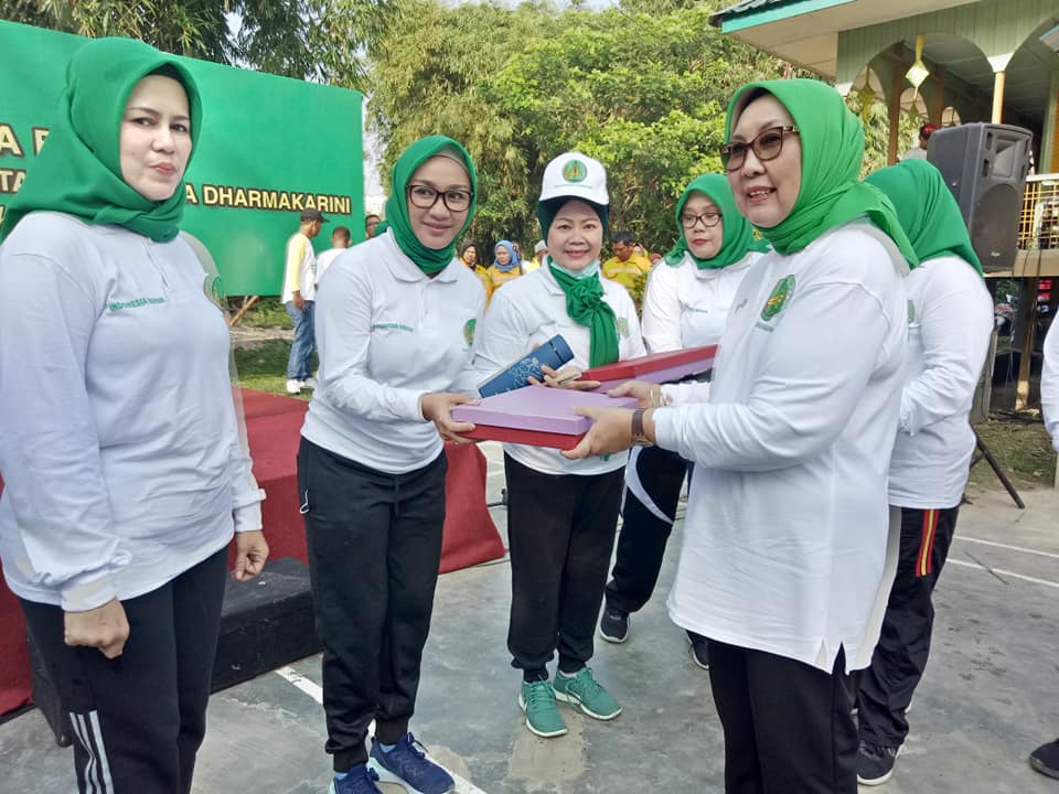 Ibu Ros Ellyana Prasetyo Tanam Pohon dan Bersihkan Sampah di Kp Mandailing