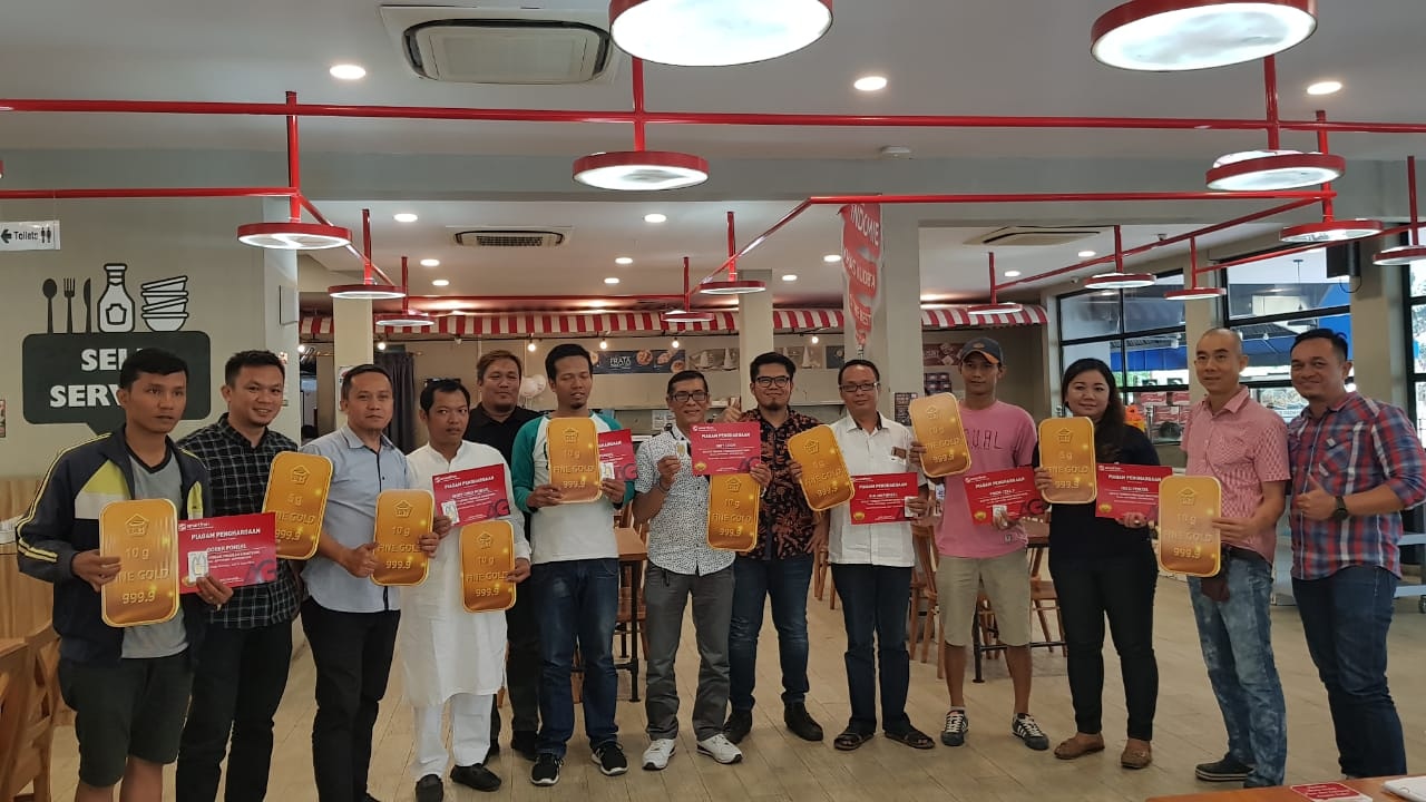 Smartfren Menyerahkan Reward Smart Koin Kepada Mitra Outlet