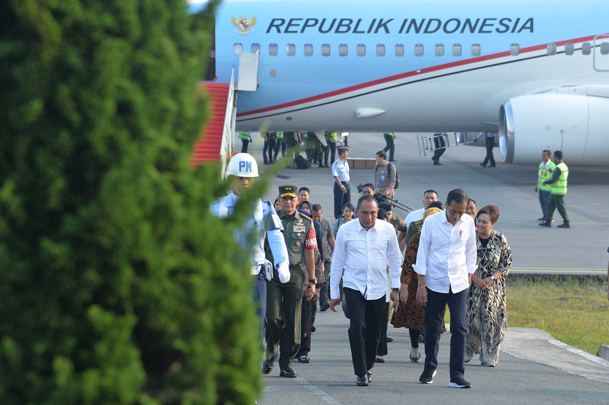 Gubsu Sambut Kedatangan Presiden Jokowi di Bandara Silangit