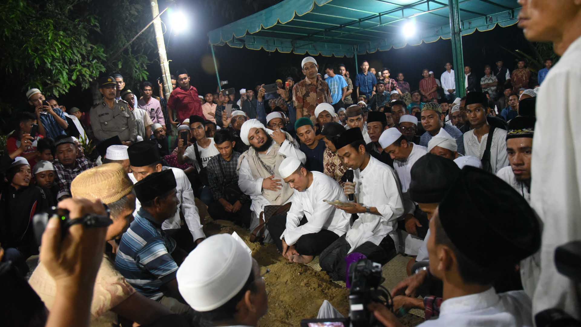 Hadiri Pemakaman Ibunda Ustad Abdul Somad, Wagubsu Dampingi UAS dari Jakarta hingga Kampung Halaman