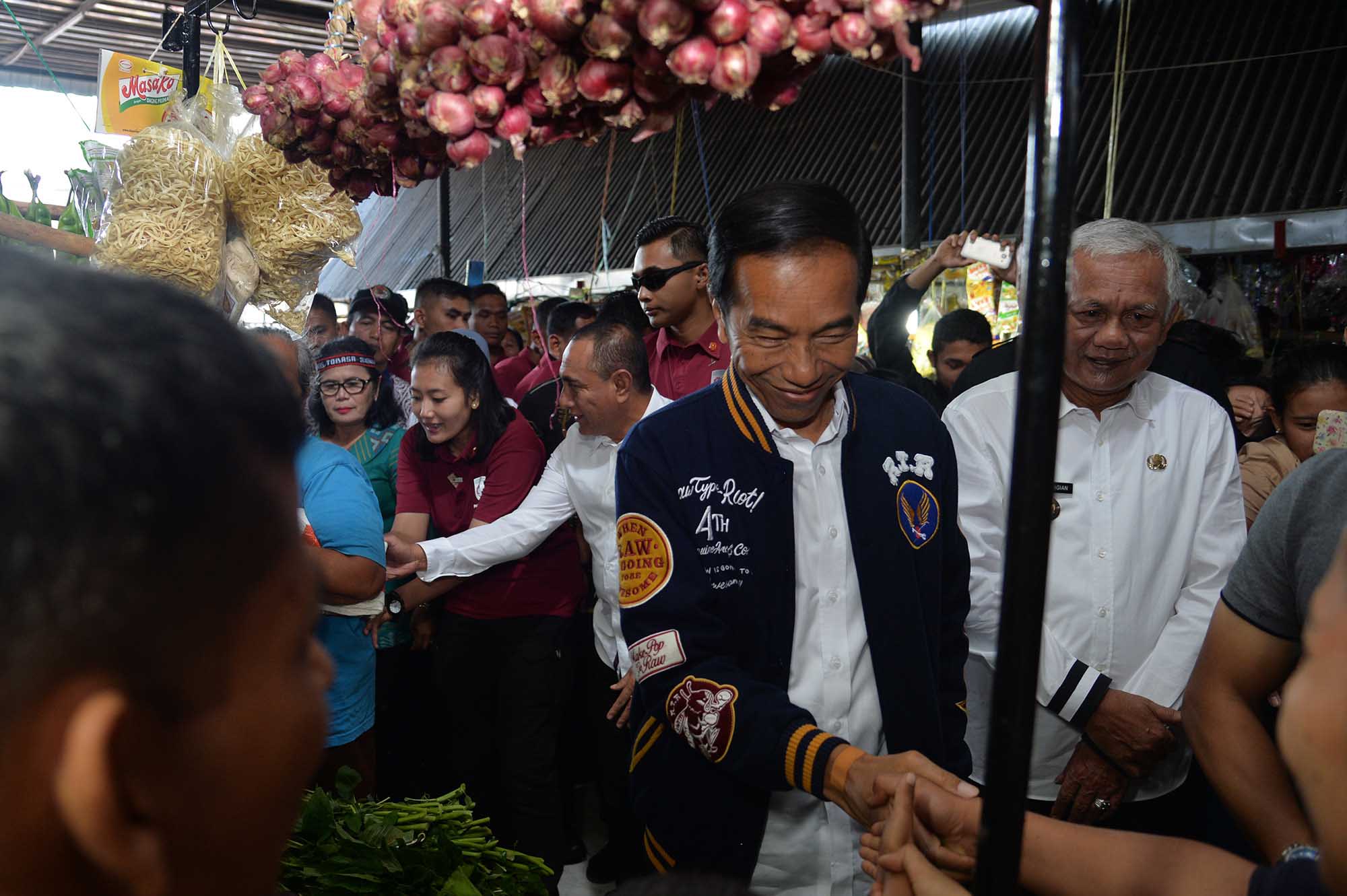 Gubernur Sumut Dampingi Presiden Jokowi Tinjau Pasar Balige