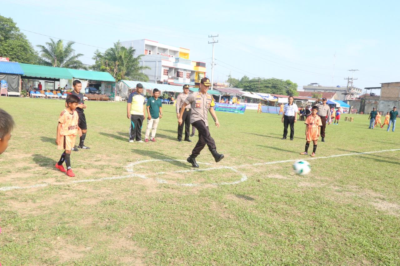 Kapolrestabes Medan Buka Pertandingan Sepek Bola U 10 dan U 12 Piala Kapolda Sumut