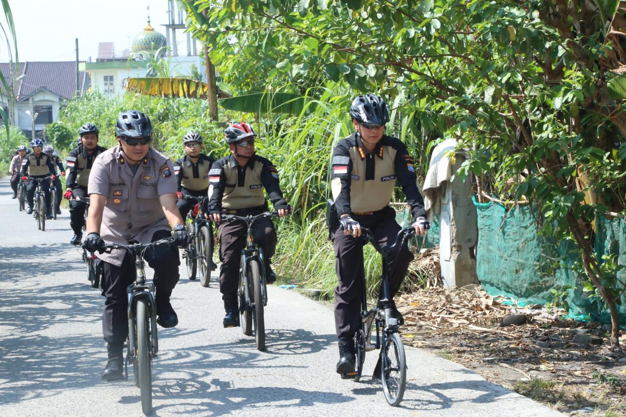 Gowes Bersepeda, Kapolrestabes Medan Bersama Personil Belusukan Ke Rumah Warga