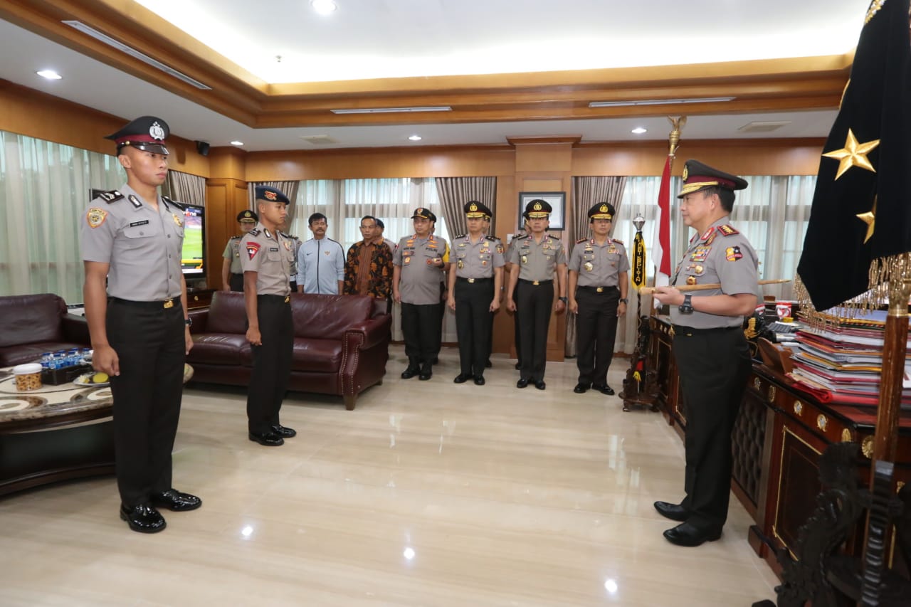 Kapolri Memimpin Upacara KPLB Anggota Polri Atas Prestasinya Membawa Timnas Sepak Bola Indonesia U-22 Menjadi Juara Piala AFF