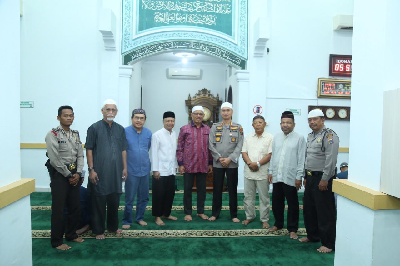 Makmurkan Masjid dan Mendekatkan Diri Kepada Allah SWT, Kapolrestabes Medan Sholat Subuh Berjamaah di Masjid Al Irma