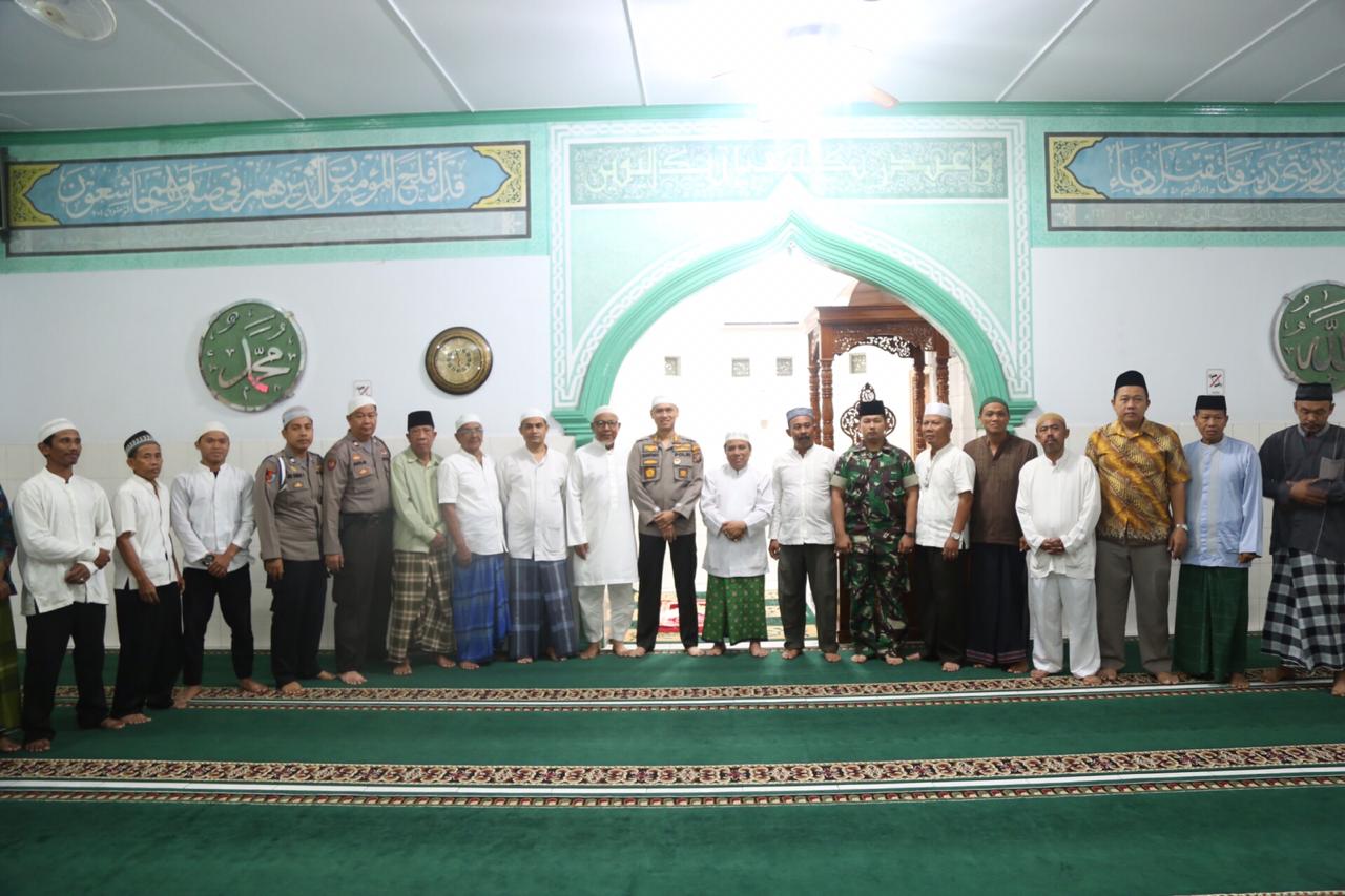Kapolrestabes Medan Sholat Subuh Berjamaah di Masjid Al Ihsan Medan