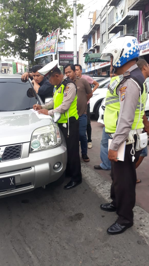 Polantas Medan Baru Tindak Parkir Kendaraan Berlapis