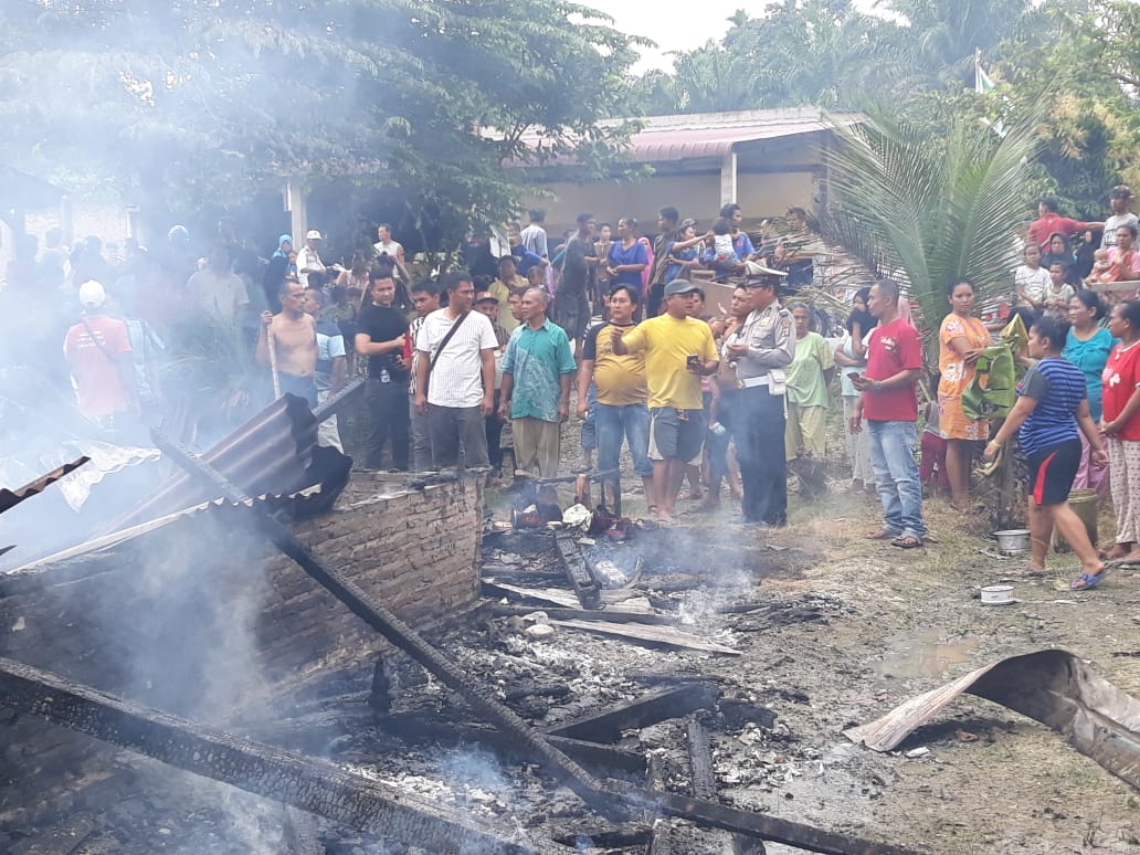 Diduga Arus Pendek, 3 Rumah Warga Sei Tampang Labuhanbatu Ludes Terbakar, Seorang Petugas DamkarTewas Lakalantas