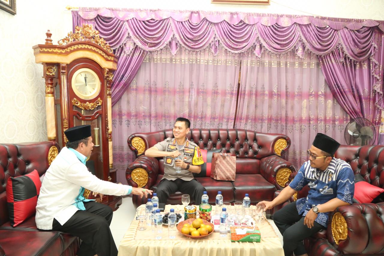 Kapolrestabes Medan Anjangsa Ke Rumah Ketua FKUB Kota Medan, Jalin Silaturahmi