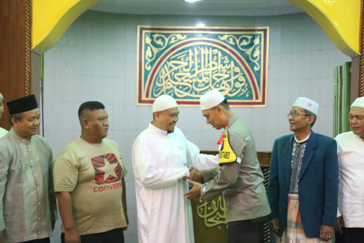 Kapolrestabes Medan Sholat Subuh Berjamaah di Masjid Al Husna Dian Al Mahri Medan
