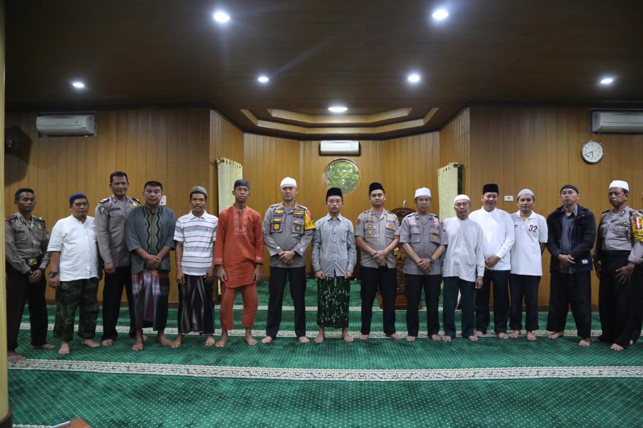Sholat Subuh Berjamaah di Masjid Taqwa Dihadiri Kabid Humas Polda Sumut, Kapolrestabes Medan Sampaikan Pesan Kamtibmas