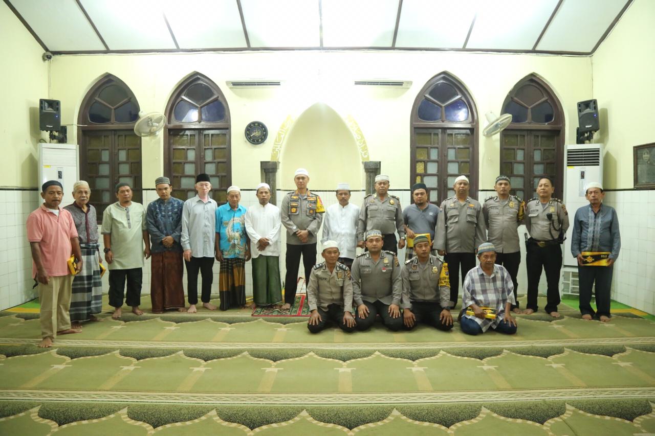 Kapolrestabes Medan Sholat Subuh Berjamaah dan Menyapa Subuh di Masjid Maraset