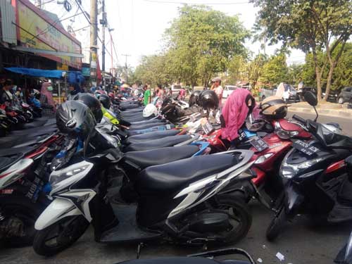 Setengah Jalan Umum Dikawasan Pajus Padang Bulan Digunakan Sebagai Lahan Parkir