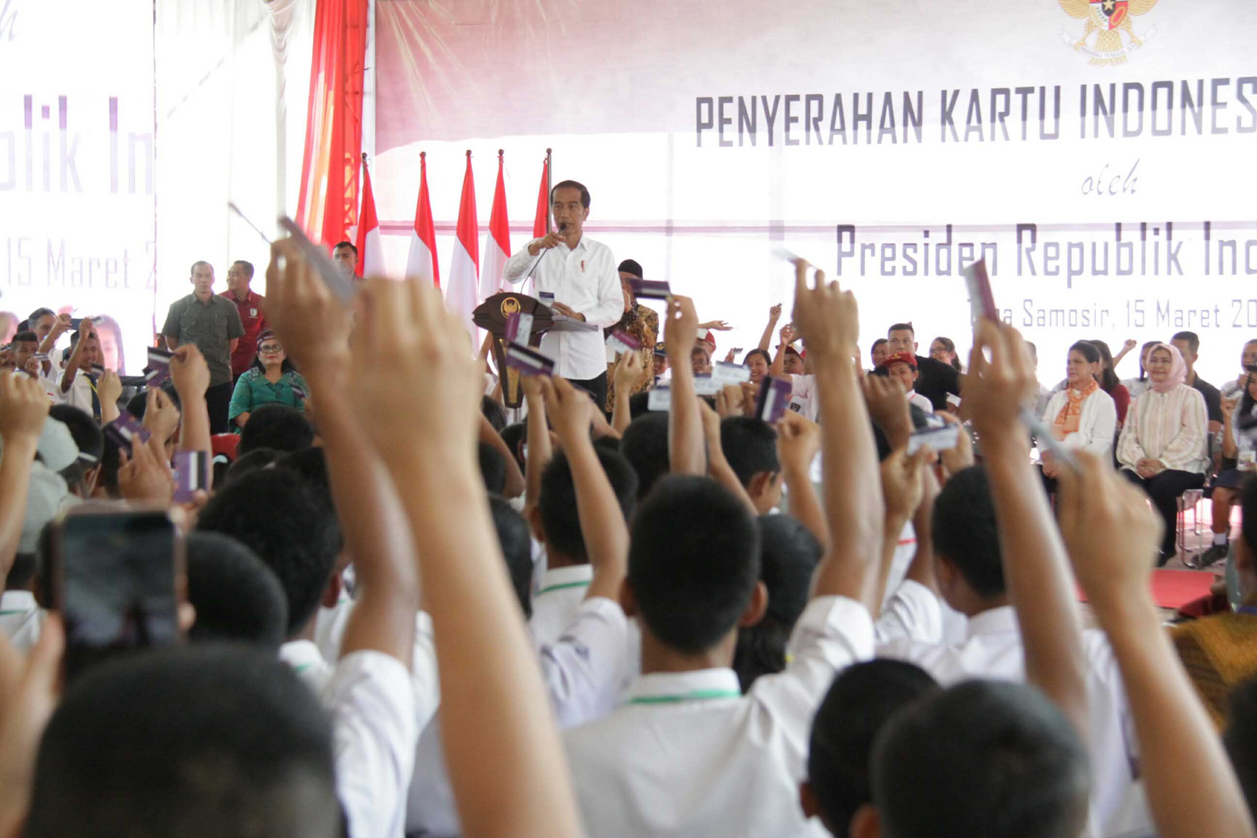 Ini yang Diserahkan Presiden Jokowi di Balige