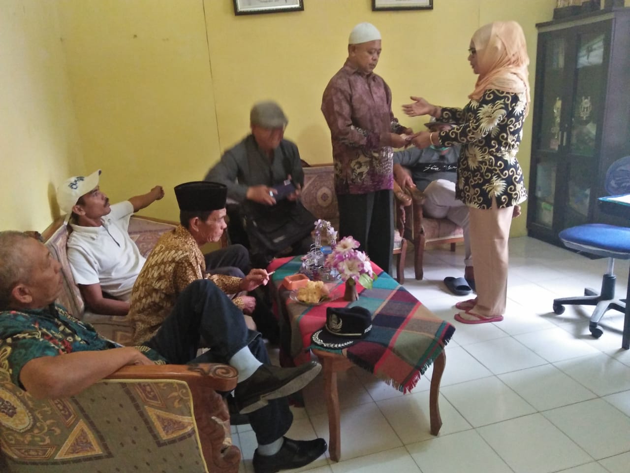 Lurah Bukit Kubu Kembalikan Uang Bantuan Banjir