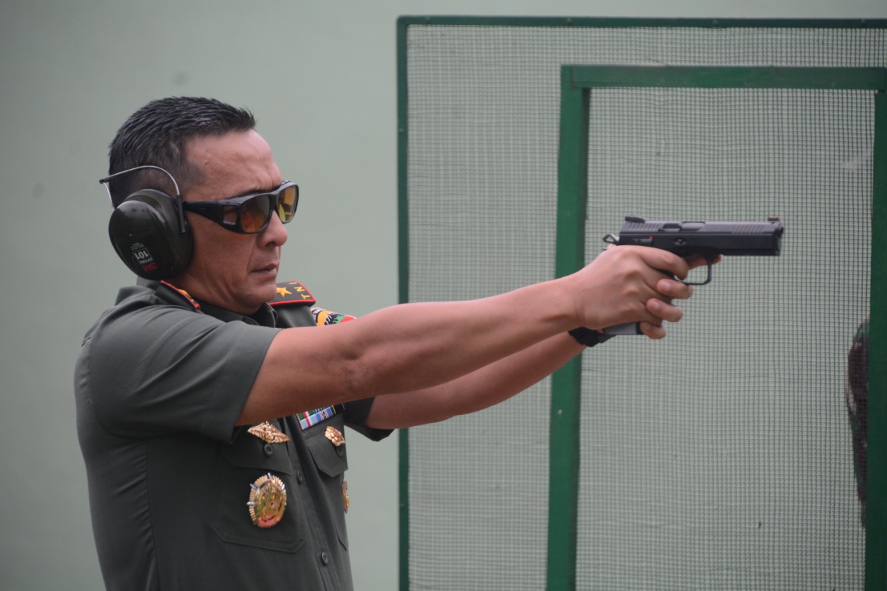 Tingkatkan Skill, Pangdam I/BB Ikuti Latbak Pistol Perwira