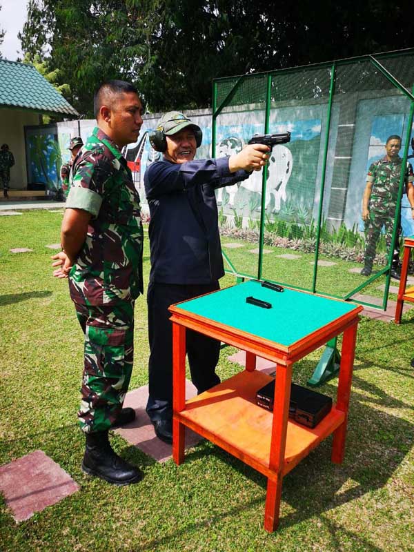 Tinjau Jalan Rusak Sekaligus Latihan Menembak