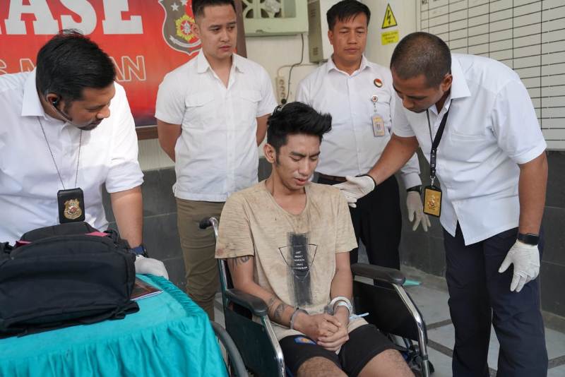 Polrestabes Medan Tembak Penghina Jokowi dan Pencuri 27 iPhone, Pelaku Habiskan Hasil Penjualan iPhone Curian Bersama Pacar Homo