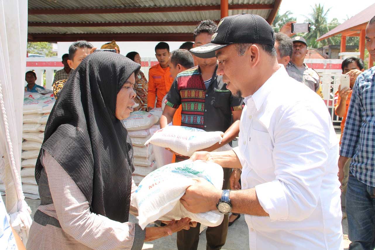 Korban Pasca Bencana Banjir Di Kecamatan Pangkatan dan Bilah Hilir Dapat Bantuan Gubsu