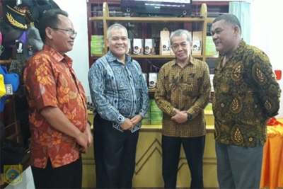 Pj.BUPATI KUNJUNGI STANS PEMKAB.PAKPAK BHARAT