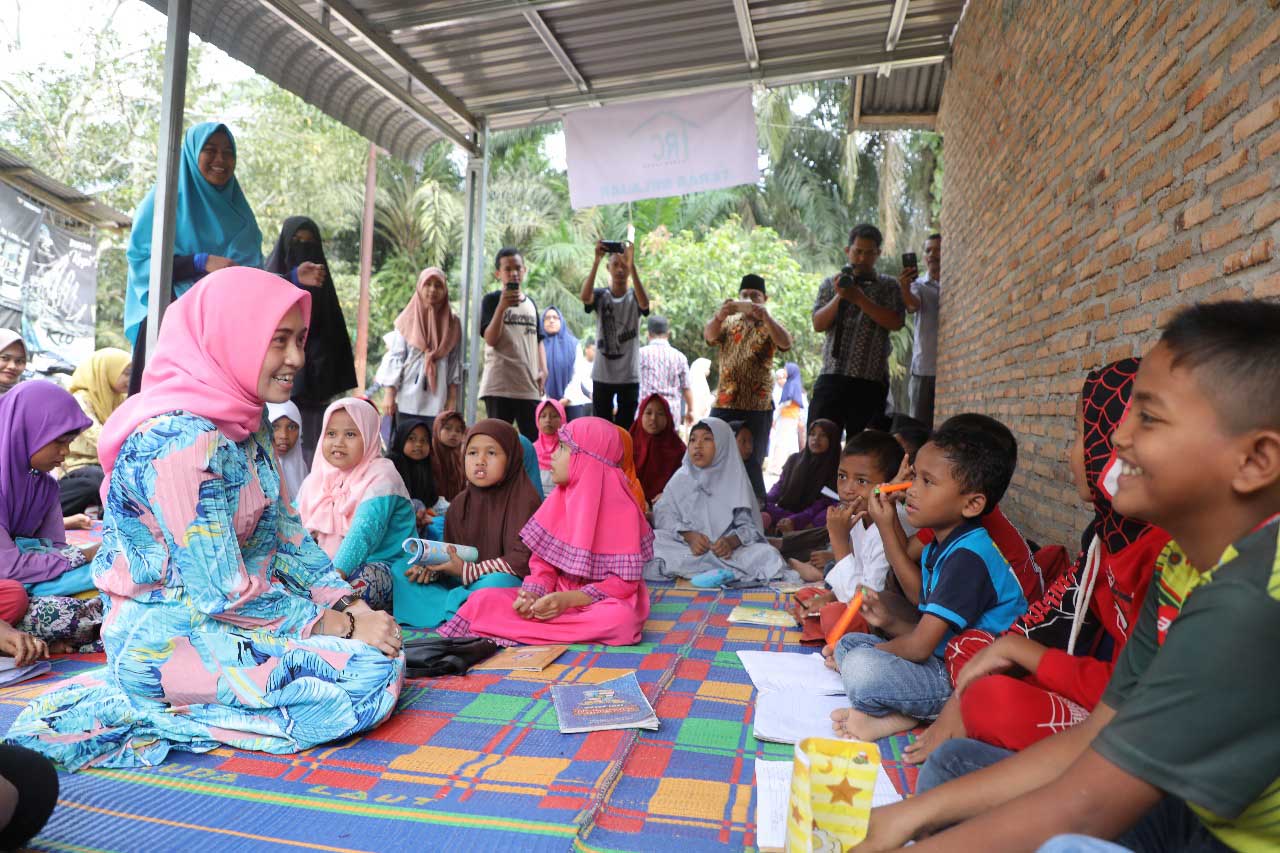 Ketua TP PKK Asahan Kunjungi Rumah Caper Teras Belajar di Danau Sijabut