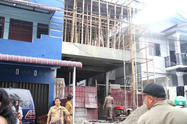 Tak Ada Izin Bangunan Kos Dibongka