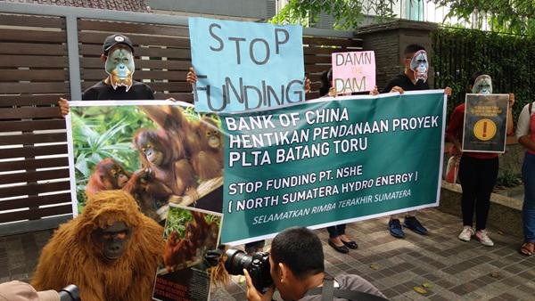 Aktivis Walhi Demo ke Konjen Tiongkok di Medan