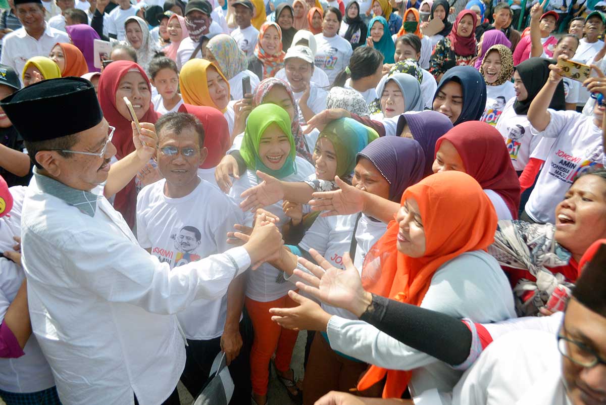 Ucapkan 5 Keberhasilan Jokowi, Tengku Erry Hadiahi Jam Tangan Untuk Masyarakat