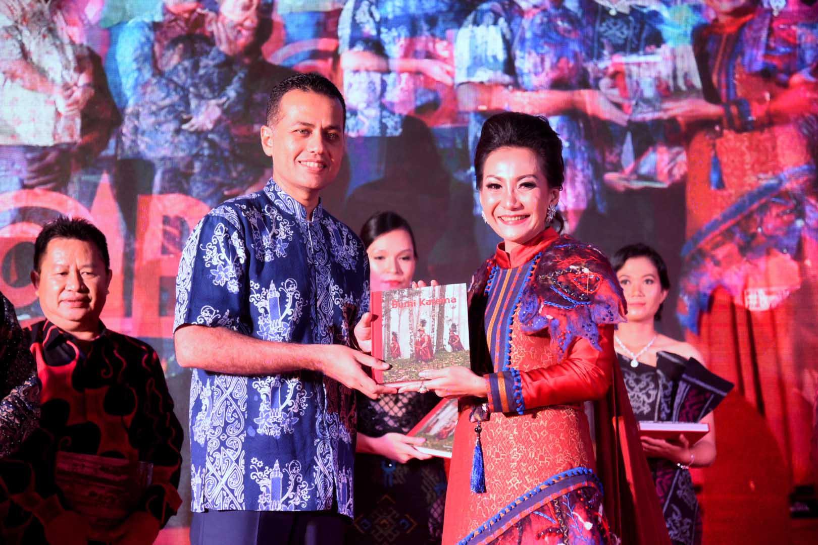 Wagub Sumut Kagum denganBuku Bumi Karema, Ajak Ruthy Bambang Waskito Eksplorasi Keindahan Sumut