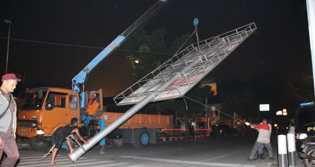 Tim Gabungan Kembali Tumbangkan 37 Unit Papan Reklame Bermasalah