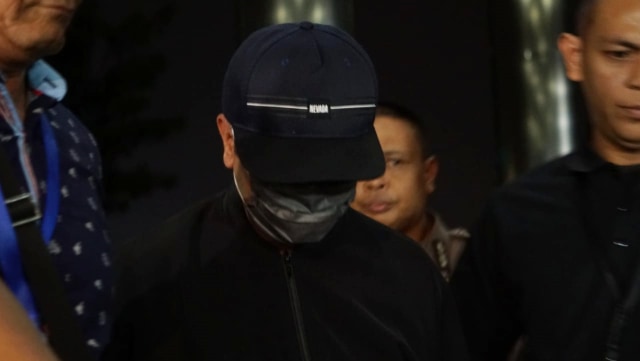 Romahurmuziy Tiba di KPK Pakai Bertopi dan Bermasker