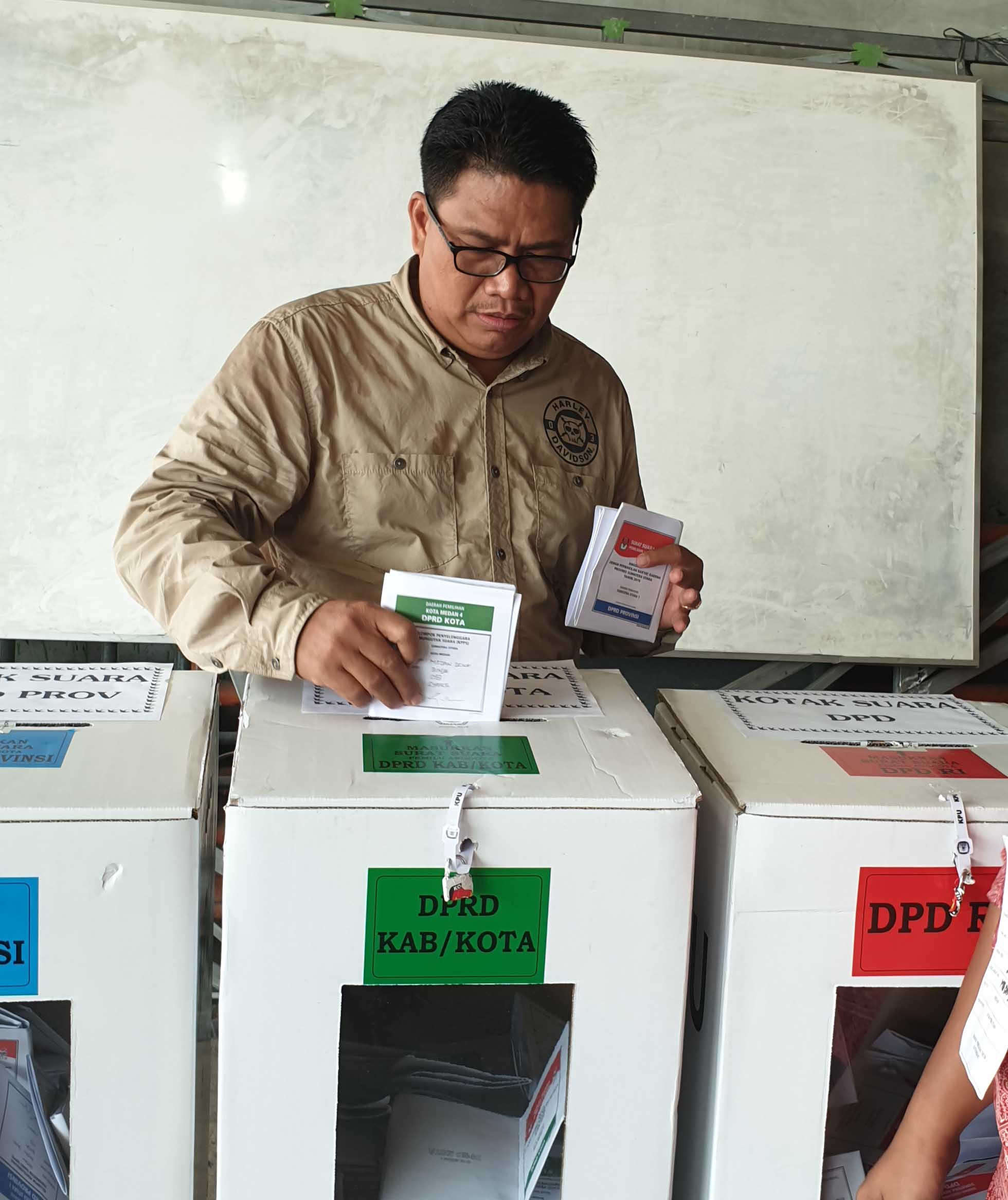 Caleg Rianto SH Coblos di TPS 83, Ayo Jaga Keamanan Kita