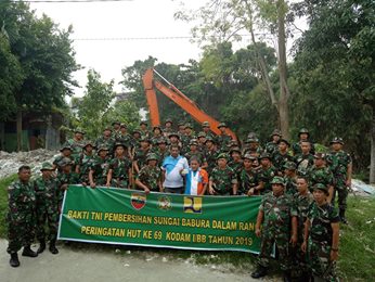 Bakti TNI Kodam I/BB Pembersihan Sungai Babura di Kp Mandailing
