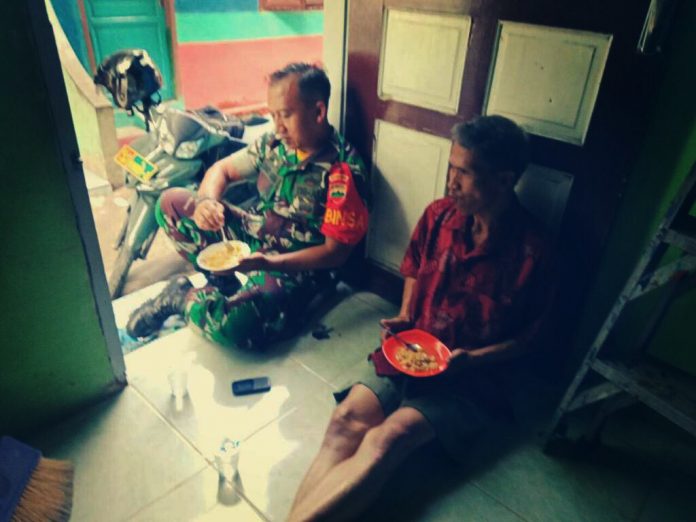 Babinsa Koramil 05/MB Komsos Datangi Rumah Warga