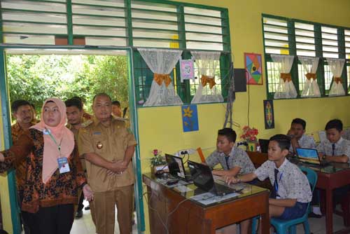 Bupati Langkat Tinjau UNBK di SMPN 5 Stabat