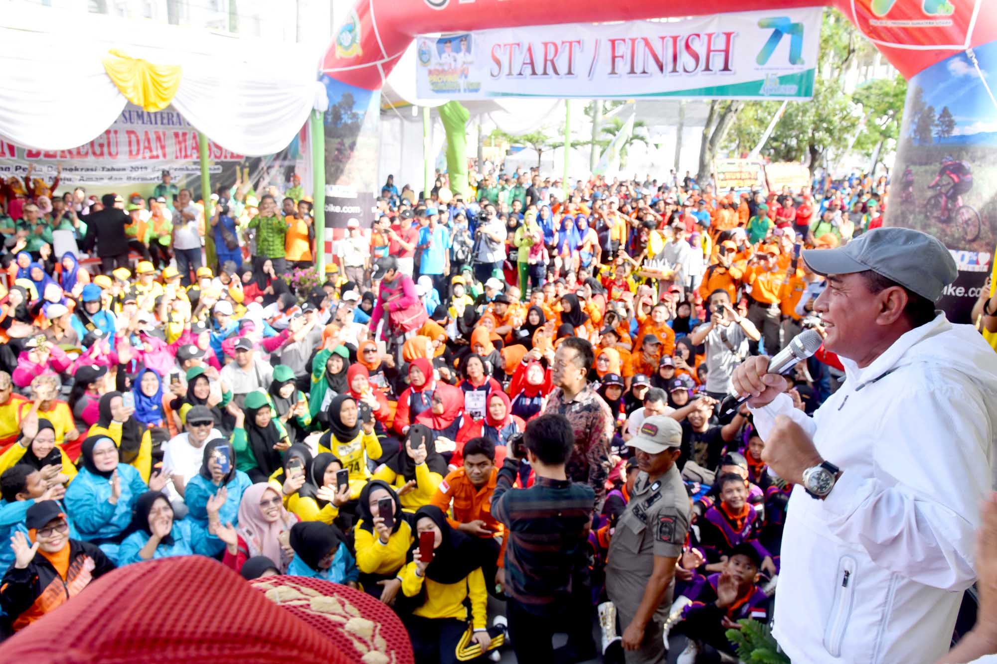 HUT Pemprovsu Ke 71,  12 Ribu Masyarakat Meriahkan Gerak Jalan Massal