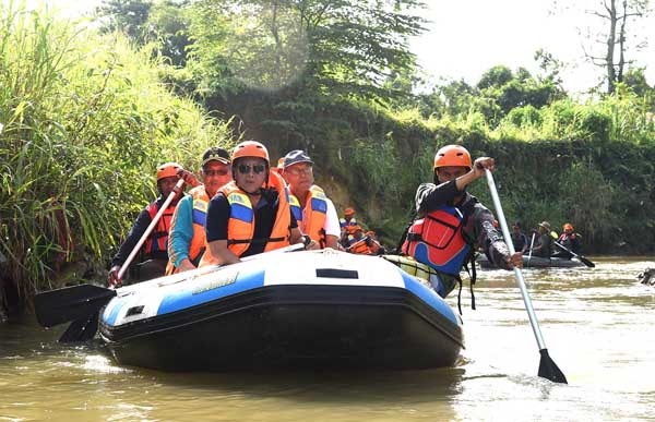 Menyusuri Sungai Babura, Gubernur Edy : Hentikan Membuang Sampah ke Sungai
