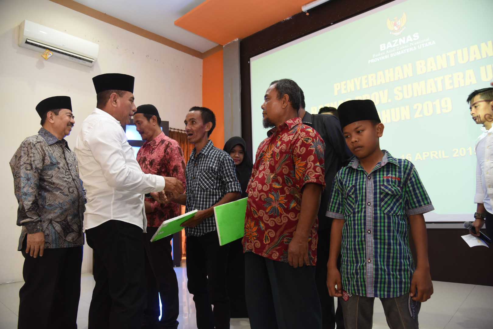 Serahkan Bantuan Program Baznas Pemprov Sumut 2019, Gubernur Ajak Masyarakat Jalankan Perintah Allah