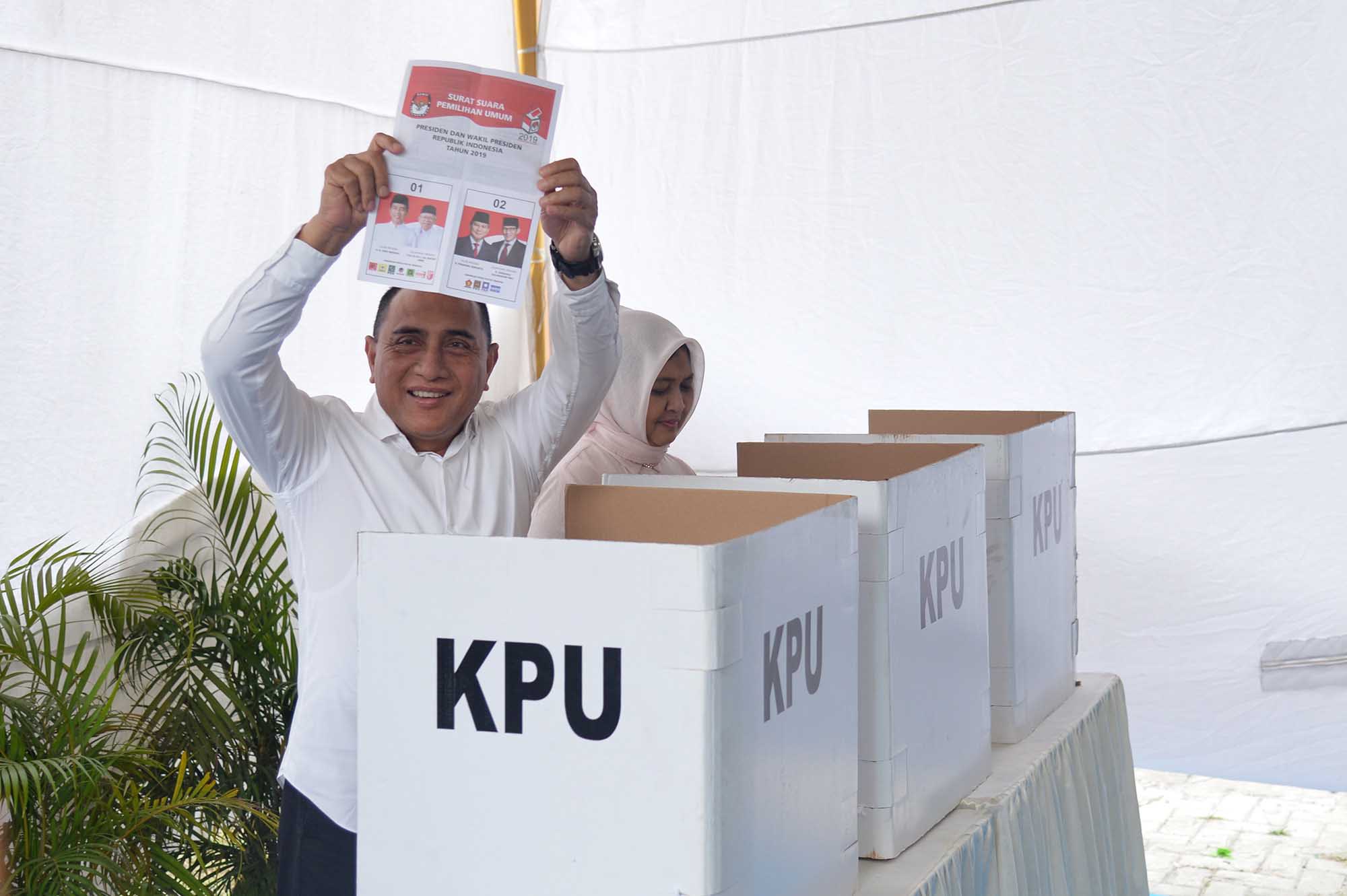 Mencoblos di TPS 46 Pangkalan Masyhur, Gubernur : Sumut Harus Jadi Contoh Pemilu yang Aman