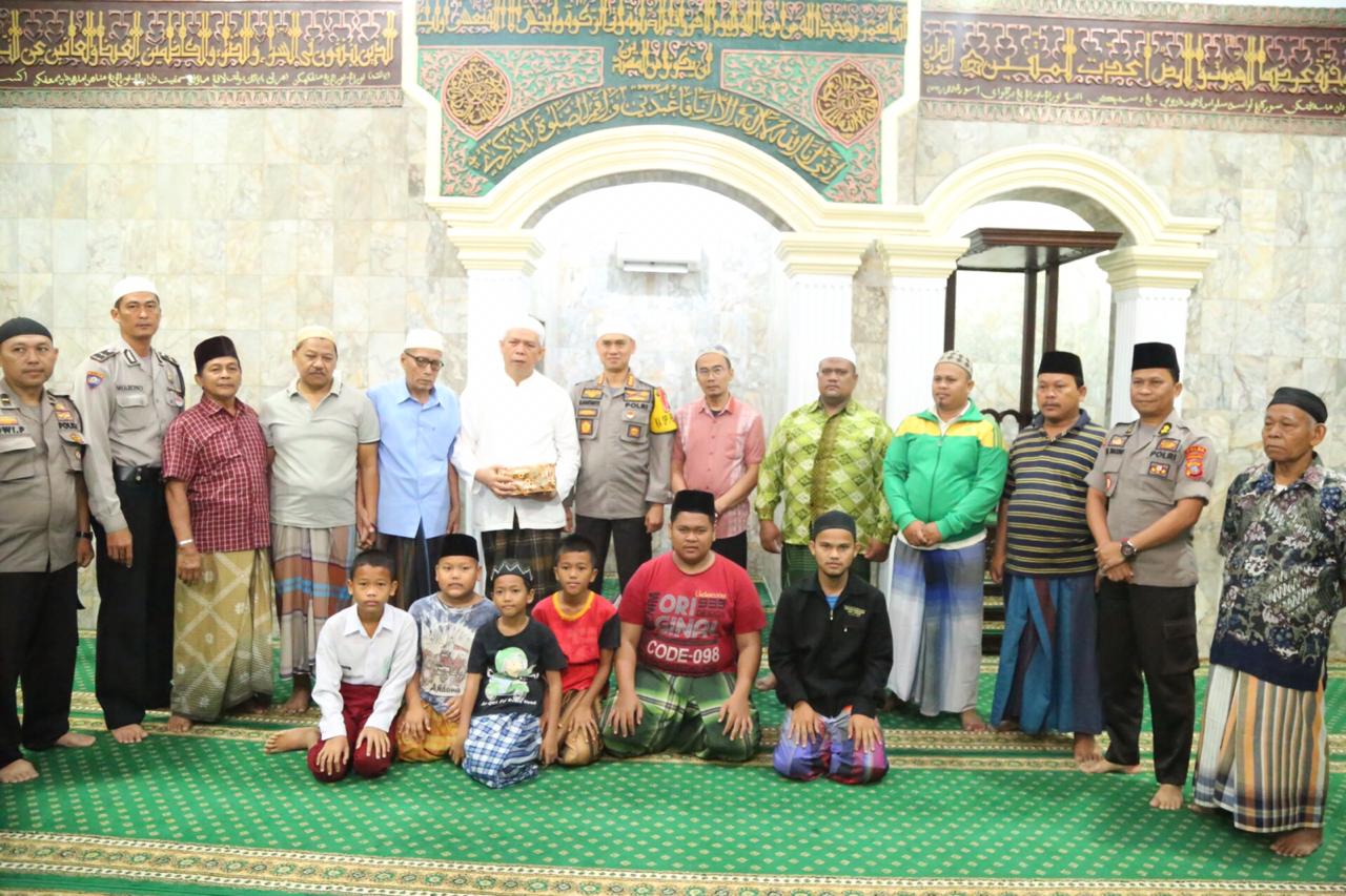 Kapolrestabes Medan Sholat Subuh Berjamaah dan Menyapa Subuh di Masjid Jamik Medan