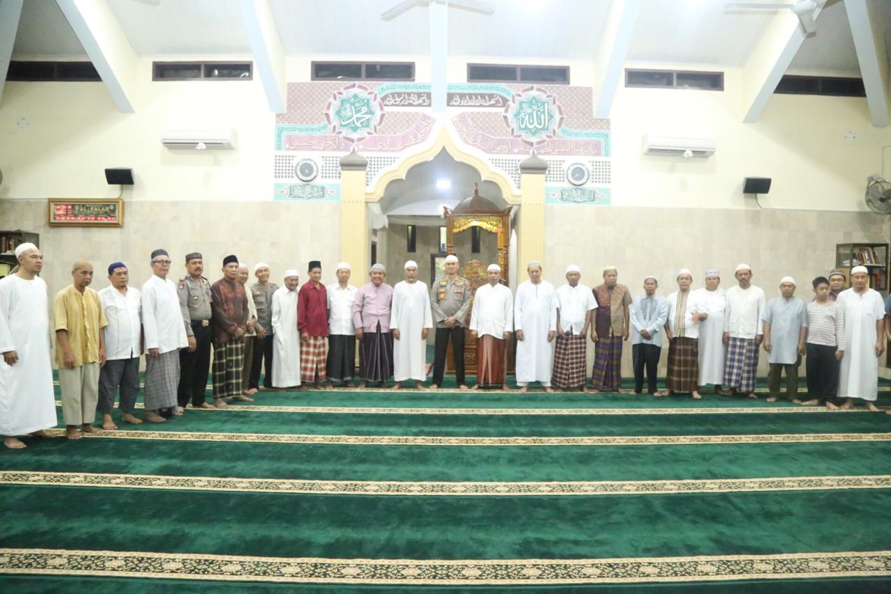 Kapolrestabes Medan Ajak Personil dan Masyarakat Membangun Keimanan Melalui Sholat Berjamaah