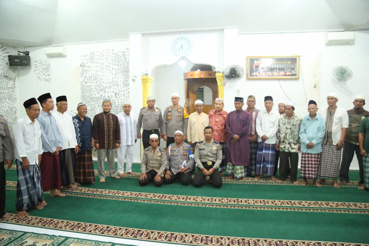 Program Memakmurkan Masjid, Kapolrestabes Medan Sholat Subuh Berjamaah di Masjid Al Furqon