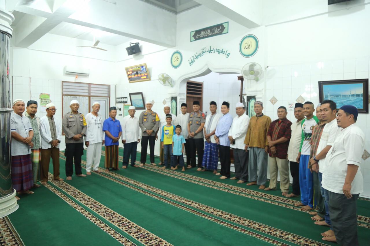 Sholat Subuh Berjamaah, Kapolrestabes Medan Menebar Kebaikan dan Bersilaturahmi dengan Masyarakat di Masjid Nurul Muslimin