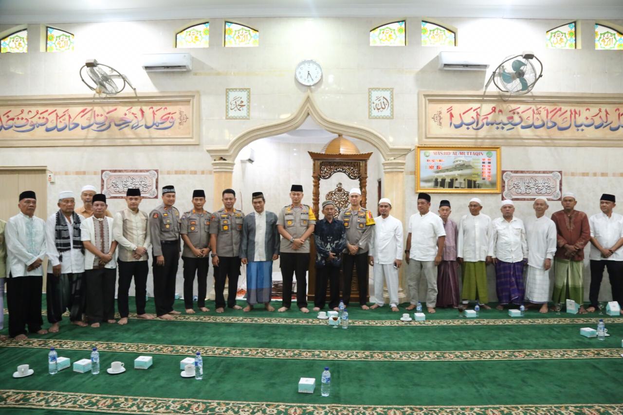 Kapolrestabes Medan Dampingi Waka Polda Sumut Sholat Subuh Berjamaah dan Menyapa Subuh di Masjid Al Muttaqin